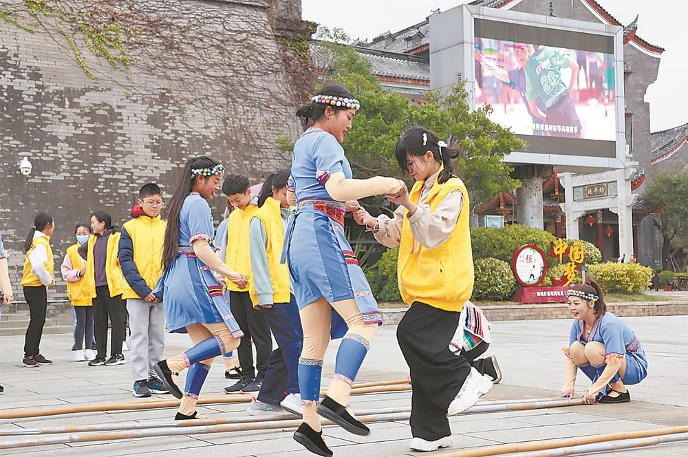 海外华裔青少年在平潭参访交流